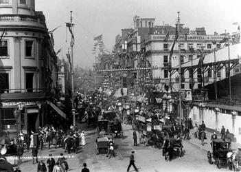 The Strand, Londres con decoraciones del Jubileo, 1897
